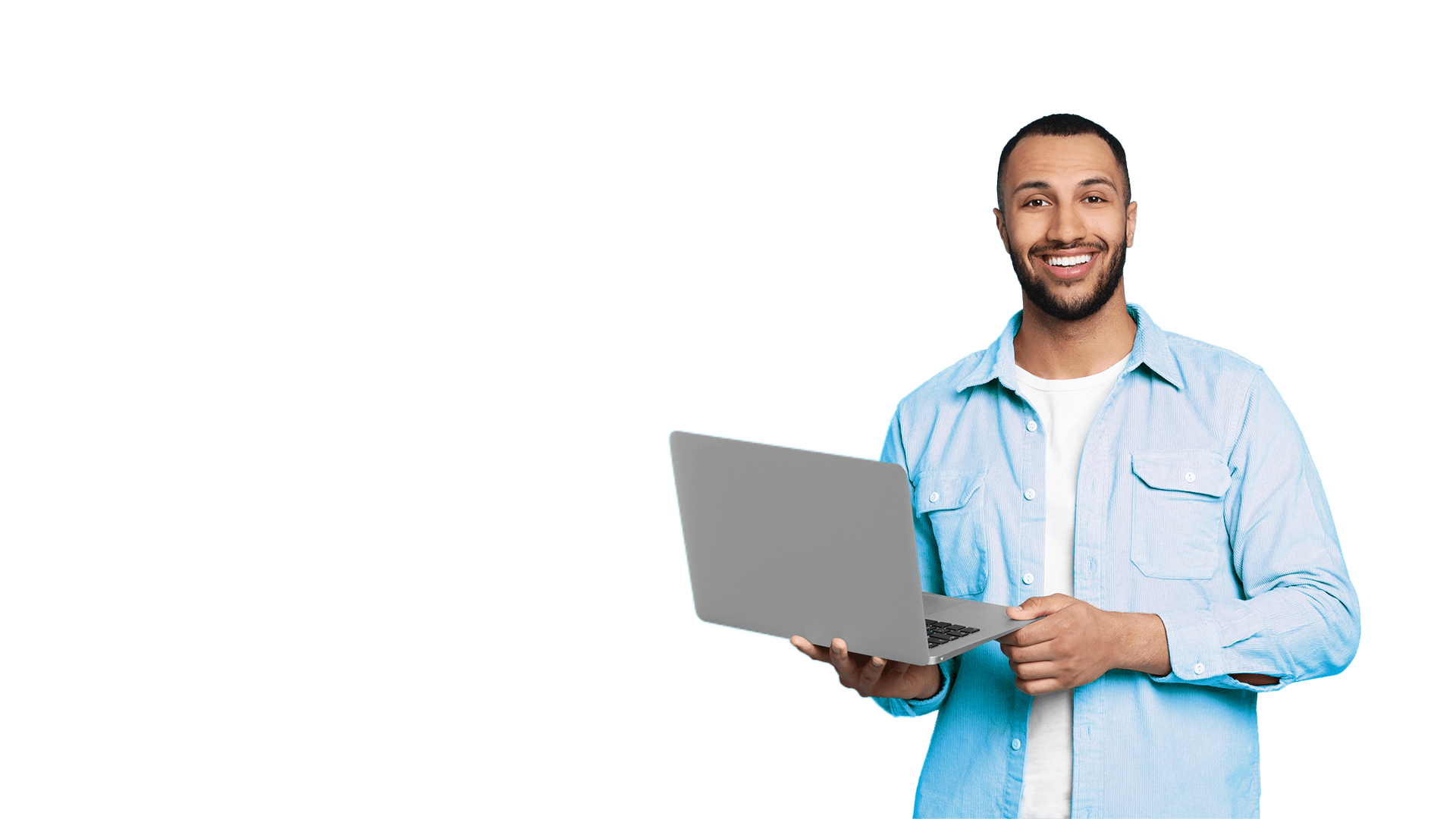 Homem sorridente com um laptop